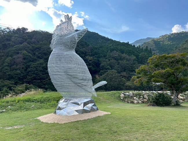 岡山縣森林藝術祭　新見市　林明弘　新見圖書館　草木染染色圖鑑　スタンドカラー　廖建忠　鏡野町　冠魚狗　日本辛夷　山に響くこだま