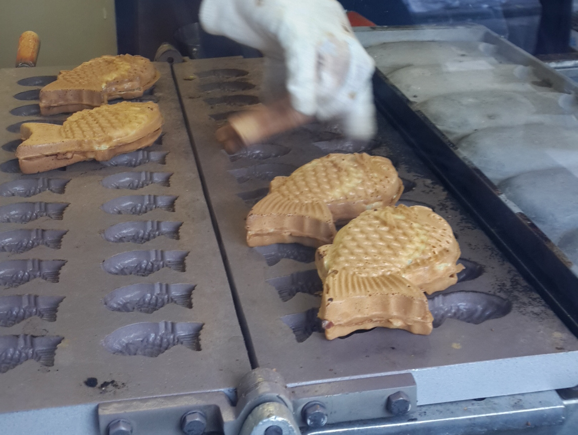 新式的鯛魚燒模具，一次可以烤許多隻