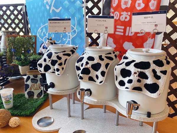 屈斜路王子大飯店的鮮奶比一比，穿上乳牛圍兜的牛奶罐超級可愛！