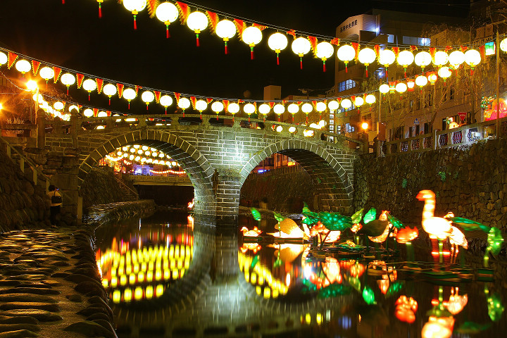 02 眼鏡橋上的滿月燈籠裝飾    圖片提供：長崎縣觀光連盟