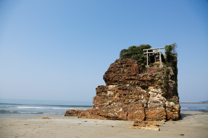 ▲稻佐海灘上這座岩石小島被稱為弁天島，上的小廟祭祀著海洋的神明豊玉毘売命。　圖：島根県観光連盟／提供