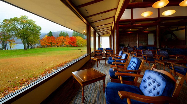 從飯店大廳就能坐擁十和田湖的優美楓景