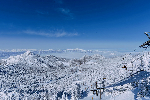 不滑雪單純想欣賞風景的話，也可以直接搭乘纜車直達2,000公尺高的山頂。