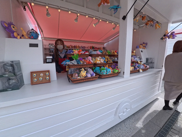 ▲草紗鎮內有販售各種寶可夢周邊。　記者－游琮玄／攝影