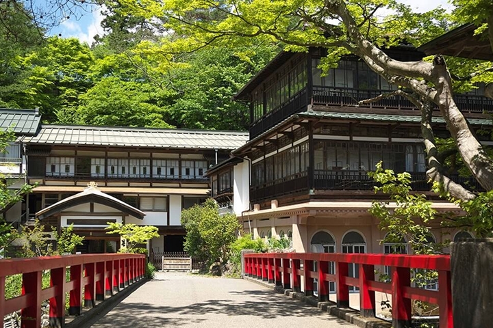 ▲擁有300多年歷史的溫泉旅館「積善館」，相傳為日本最古老木造溫泉湯屋建築。　圖：四万温泉積善館／提供