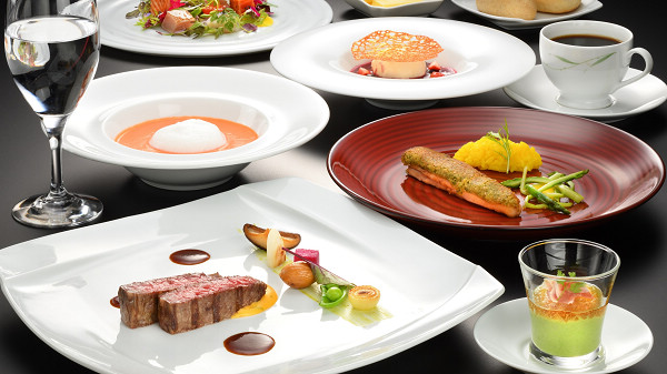 大廚設計的獨家法式料理不僅滿足味覺，也是一場視覺的饗宴。