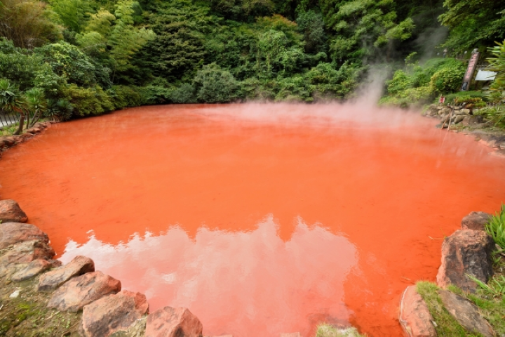 ▲血池地獄，日本最古老的天然溫泉之一，泉水含氧化鐵，湧出時呈現深紅色。　圖：Photo AC／來源
