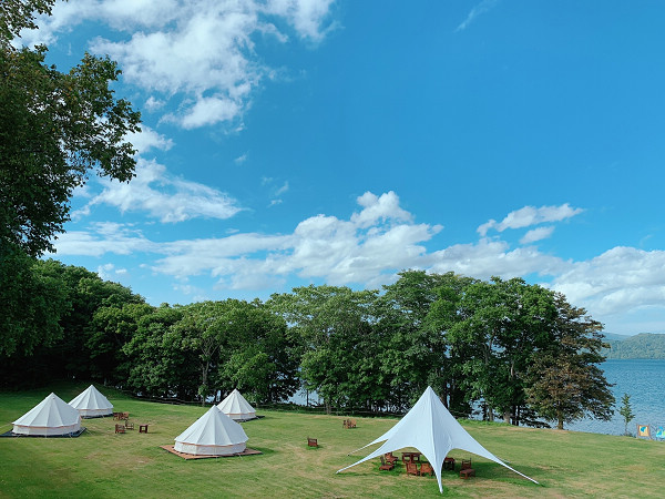選擇入住湖畔的露營帳篷，更能感受北海道的自然之美。