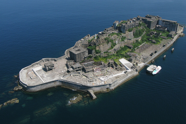 端島（軍艦島）上的建築在居民撤島後逐漸風化成廢墟，卻也因此爆紅吸引大批遊客。