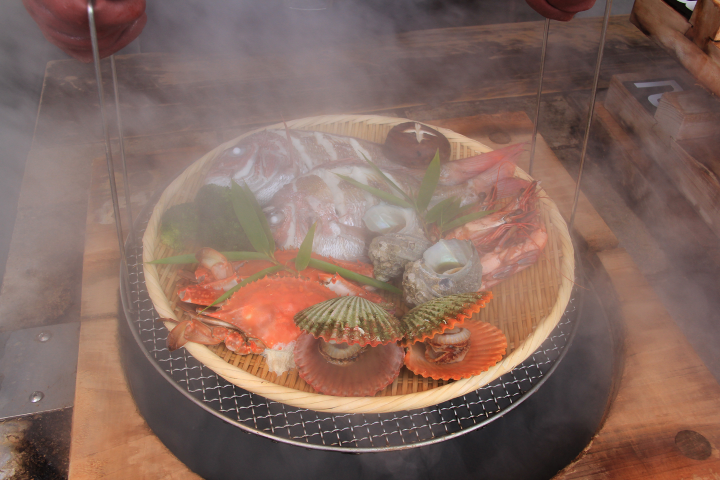 ▲透過溫泉地熱蒸氣來加熱食材。　圖：別府画像ライブラリー／提供