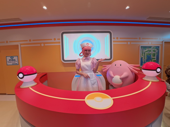  ▲喬伊小姐在寶可夢中心為大家的寶可夢恢復體力。　記者－游琮玄／攝影