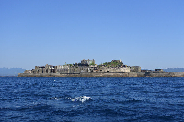 從海上某個角度看過去，端島彷彿一艘軍艦。