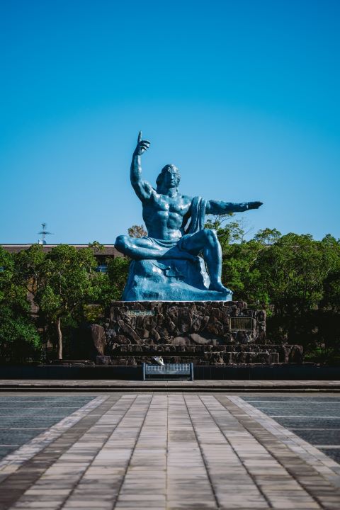 和平祈念像象徵長崎市民對和平的祈願。　圖：長崎縣觀光聯盟／提供