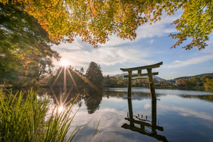 ▲金鱗湖面倒映山景與紅葉。　圖：Photo AC／來源