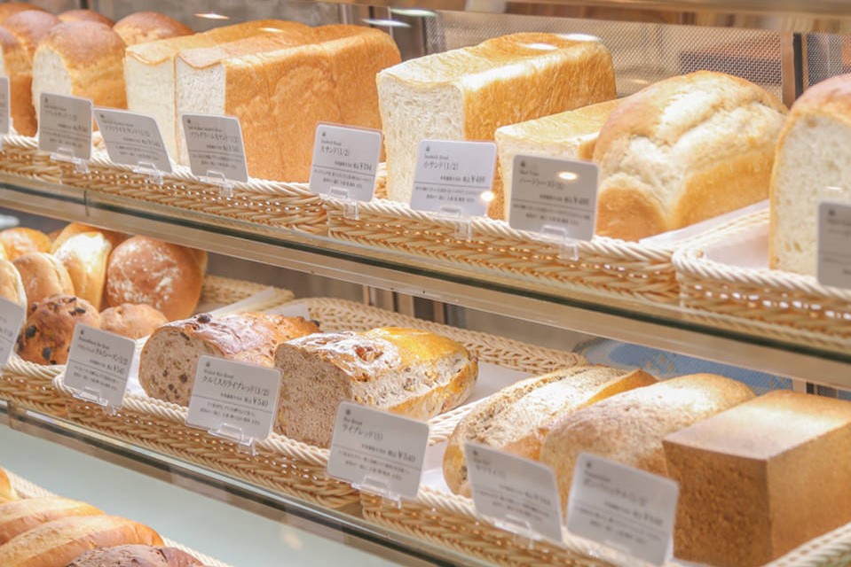  ▲1樓烘焙坊櫥窗內琳瑯滿目的麵包。　圖：神戶觀光局∕來源