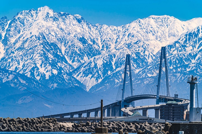 富山縣　射水市　新湊大橋　斜張橋　富山海灣　立山連峰　射水平原　富山新港