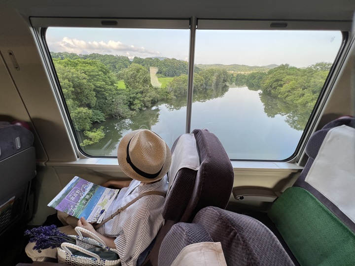 ▲富良野薰衣草特急列車內的美麗窗景。 圖：JR北海道提供