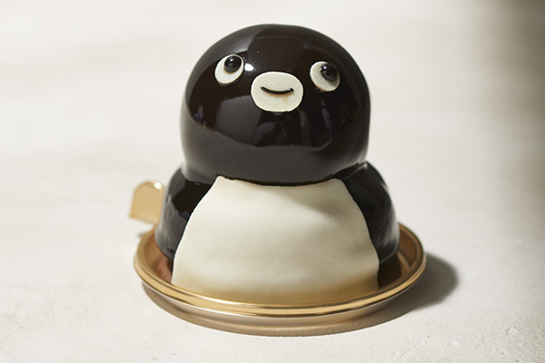 ▲表情超可愛的Suica企鵝巧克力蛋糕帶有柑橘香氣，讓人超捨不得吃下肚！　圖：©C.S/JR東日本/D／提供
